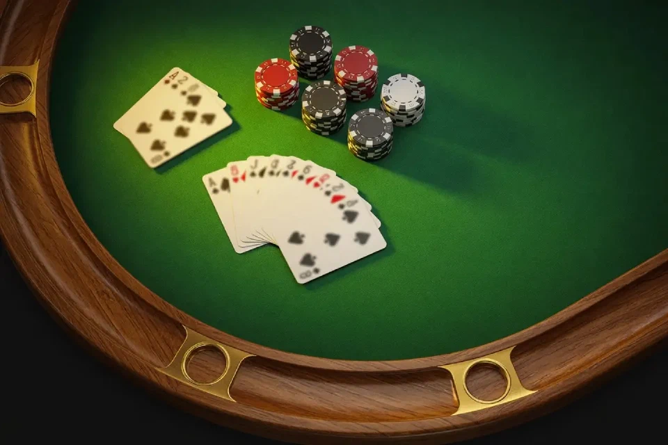 Cartas y fichas en una mesa de blackjack
